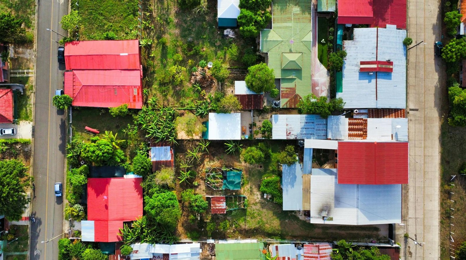 Colorful street scene in Costa Rica showing local culture and affordable cost of living