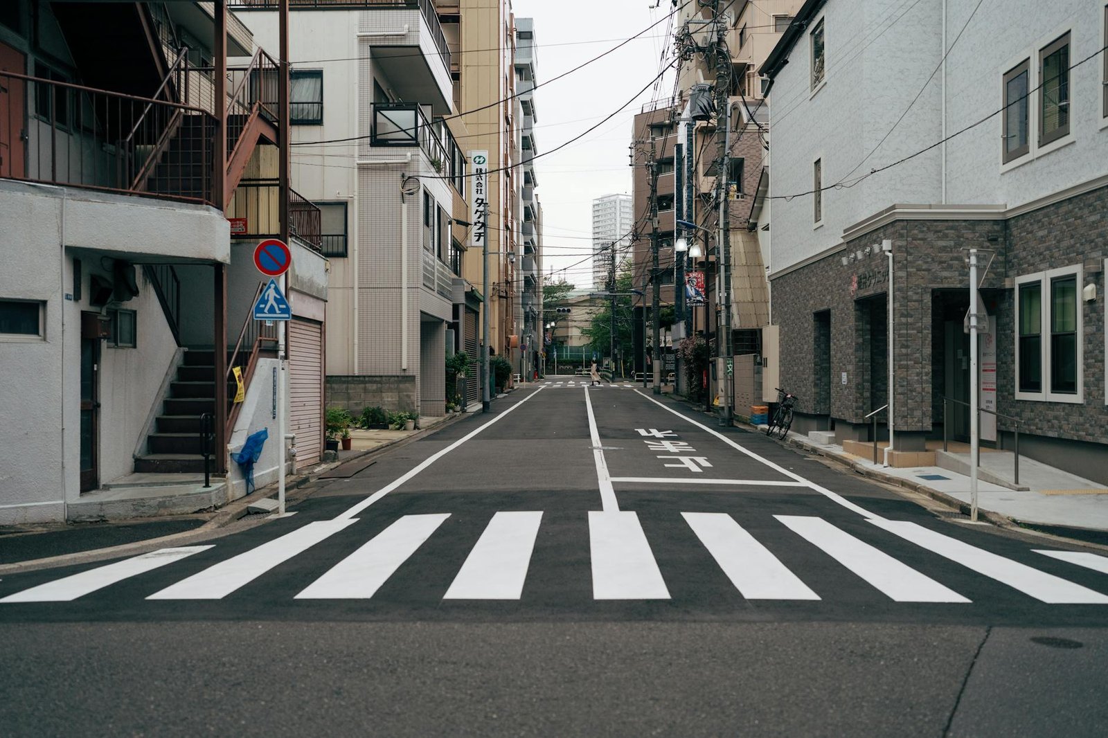Tokyo urban neighborhood street - daily life for expats living in Japan